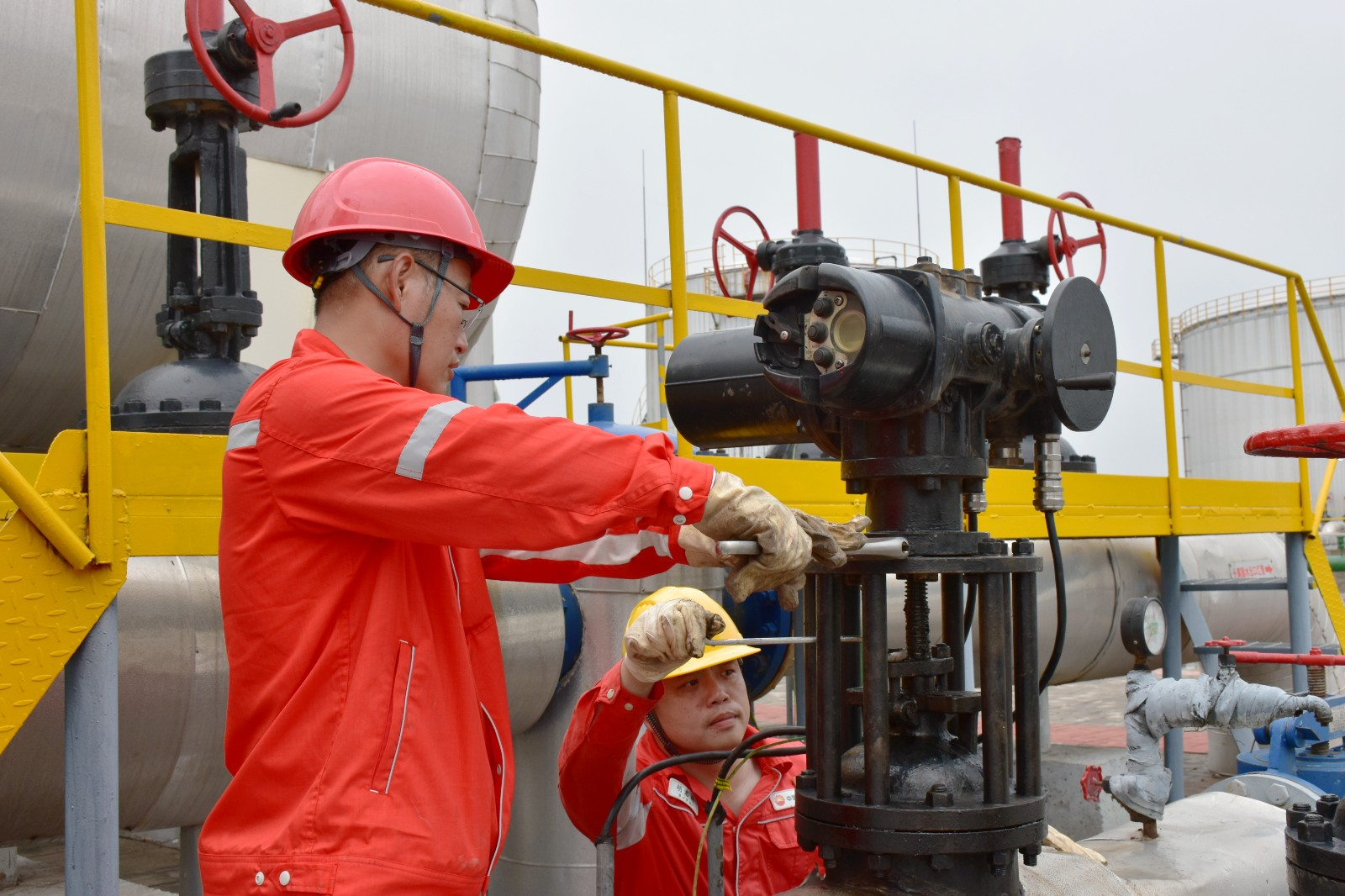Severe weather drilling rig protection measures
