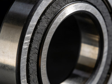 What role does flushing fluid play on the sealing face?