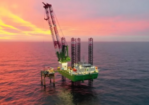 What are the differences between solids control systems (SCDS) for offshore drilling platforms and those for onshore drilling?