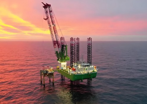 What are the differences between solids control systems (SCDS) for offshore drilling platforms and those for onshore drilling?