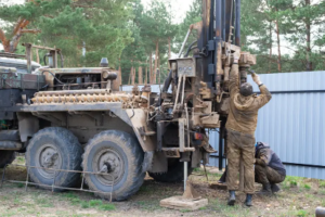 What construction environments are trailer-mounted drilling rigs suitable for?